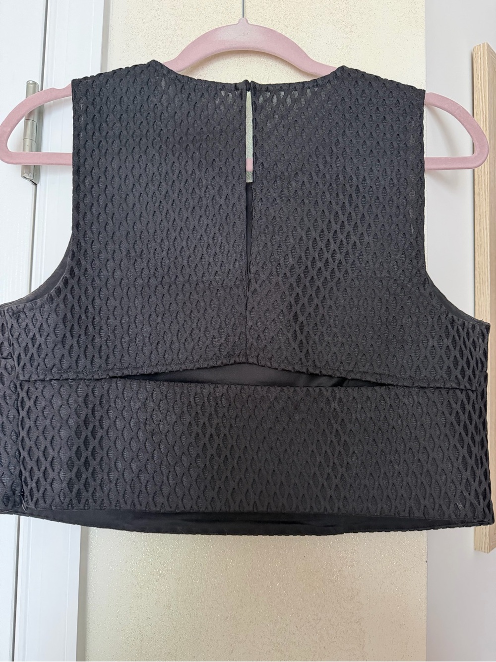 Express Black Textured Cropped Tank Top - Picture 4 of 4